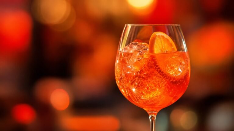 Aperol Spritz im Weinglas mit Orange und Eis