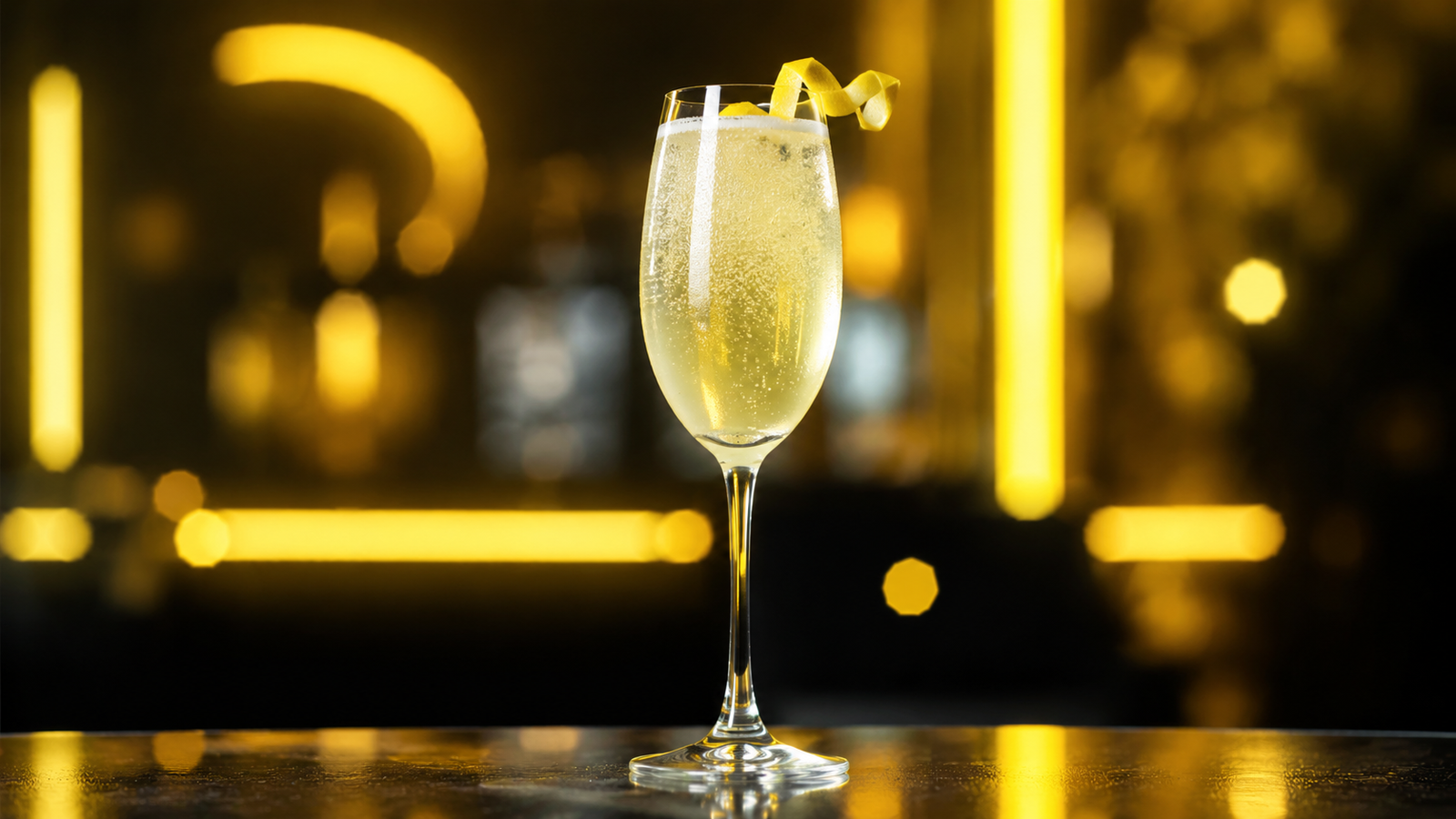French 75 vor extrem unscharfem Neonhintergrund in der Farbe des Drinks