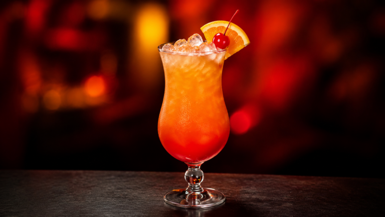 Hurricane vor extrem unscharfem Neonhintergrund in der Farbe des Drinks
