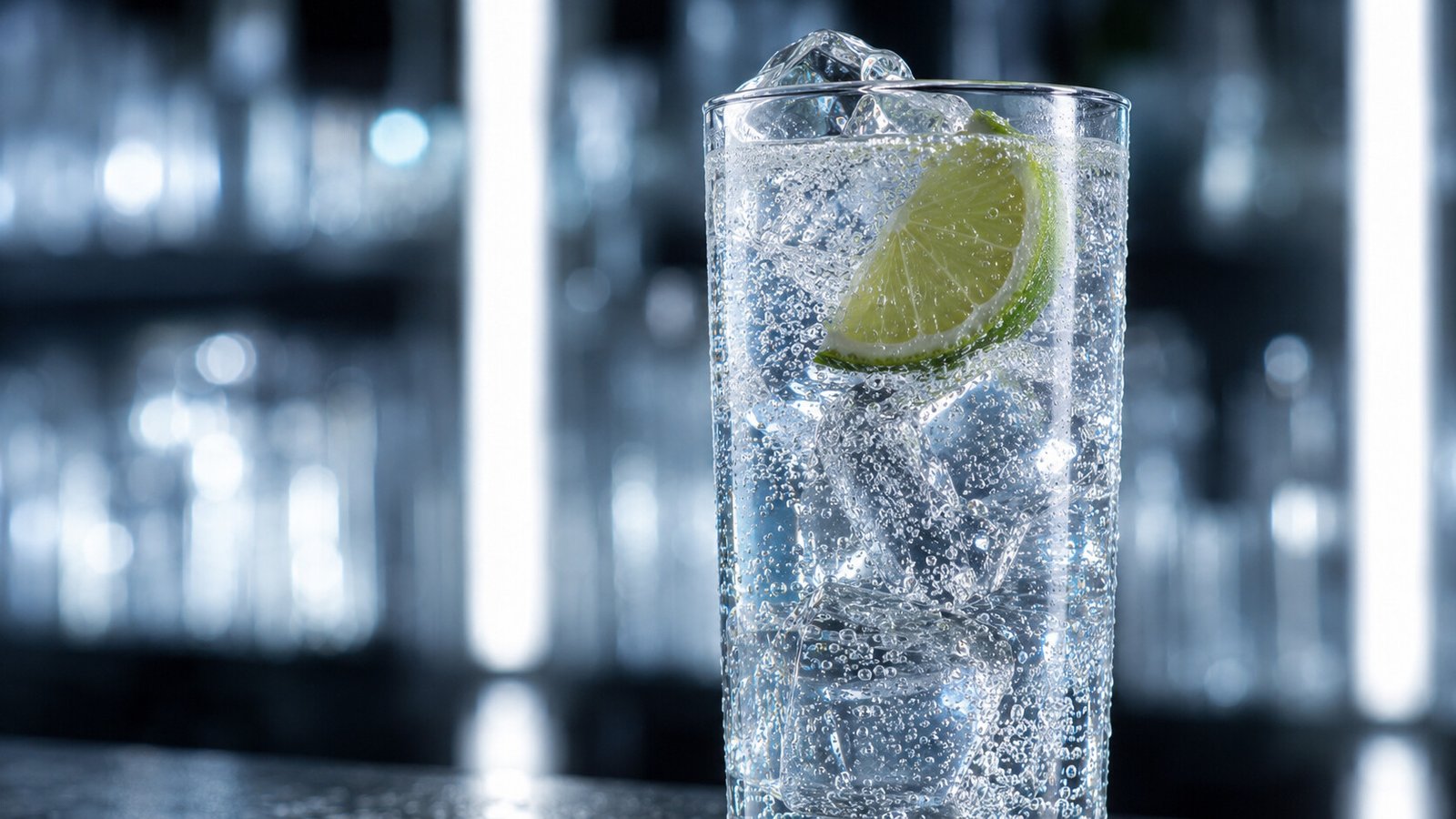 Vodka Soda im Glas vor farbigem Neonlicht